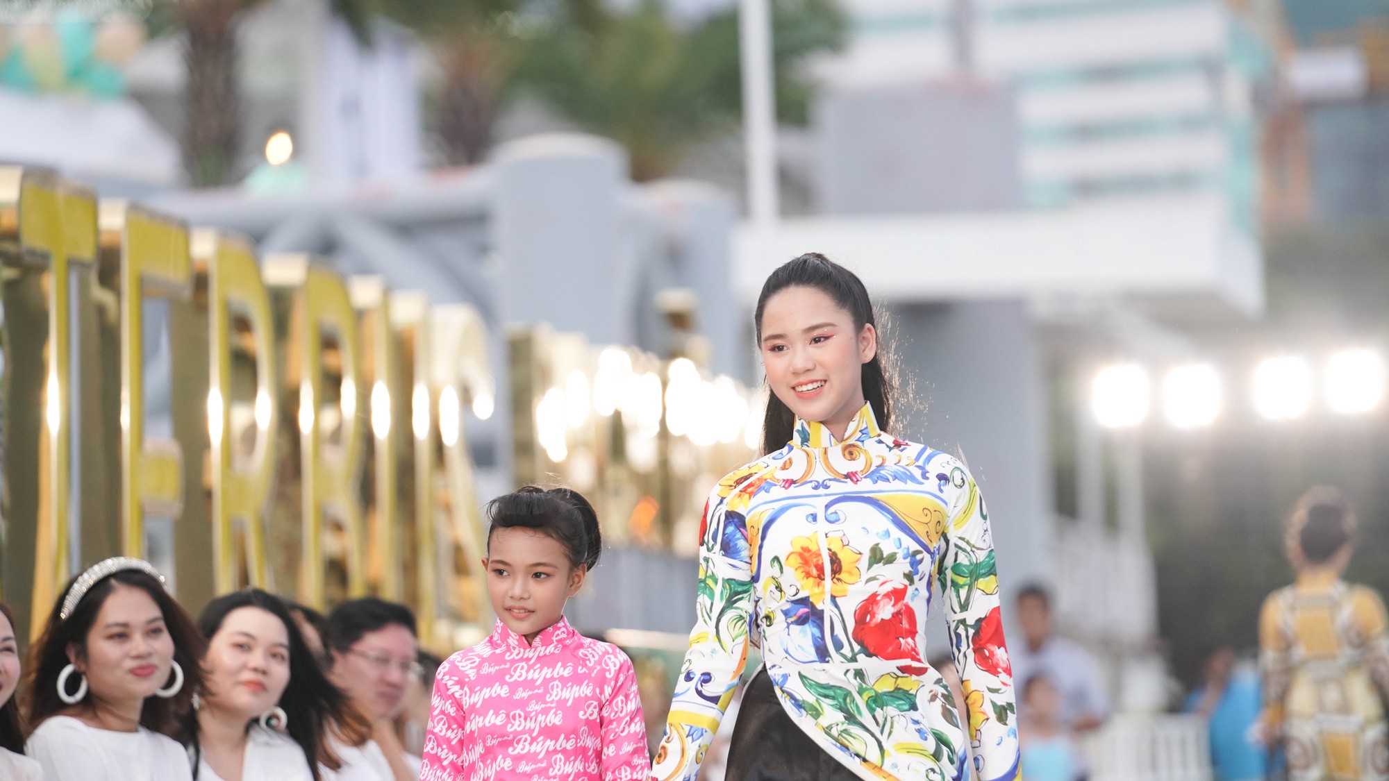 Miss Eco Teen International 2021 Bella Vũ trình diễn thời trang cùng các bé có hoàn cảnh khó khăn