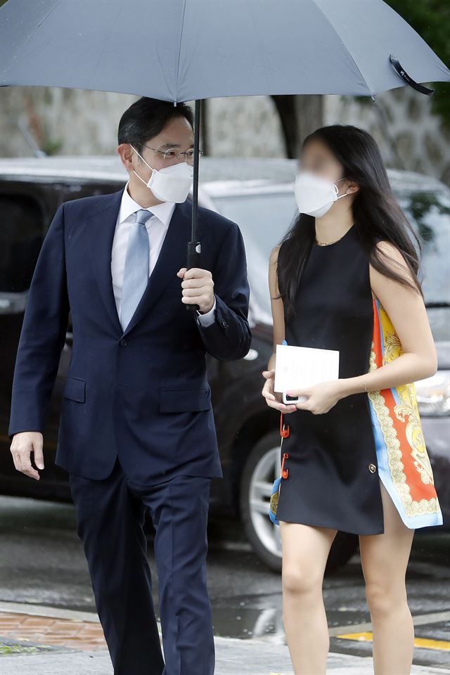 Giới tài phiệt Hàn Quốc tập trung tại đám cưới con gái &quot;ông trùm&quot; Hyundai, tiểu thư nhà Samsung xuất hiện bên cha với trang phục gây chú ý - Ảnh 1.