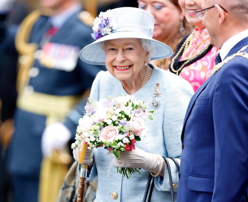 Nữ hoàng Anh lần đầu xuất hiện sau đại lễ Bạch Kim, tự bước xuống tàu không cần sự trợ giúp - Ảnh 2.