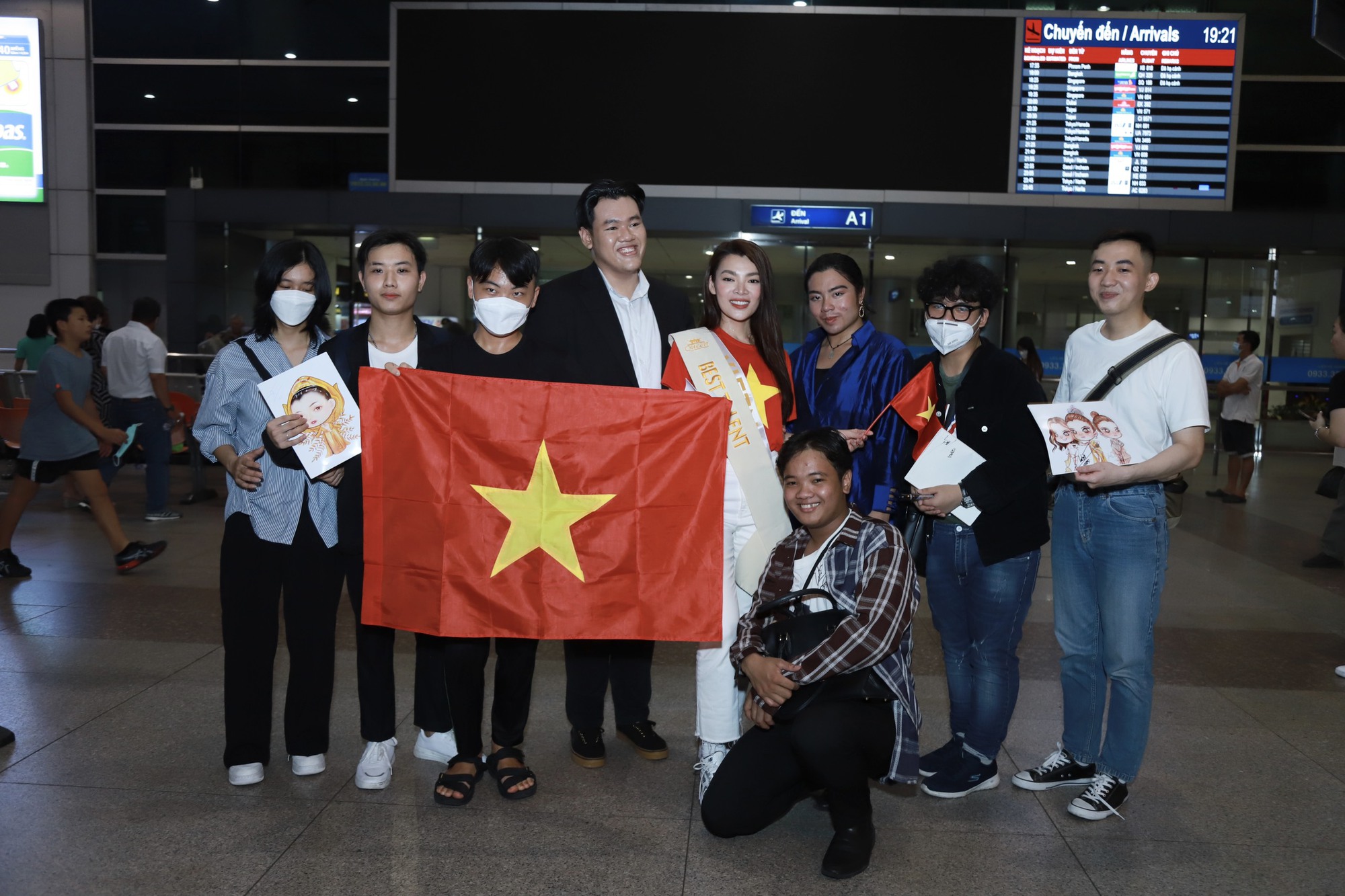 Trân Đài về Việt Nam sau thành tích Top 6 Hoa hậu Chuyển giới Quốc tế 2022 - Ảnh 7.