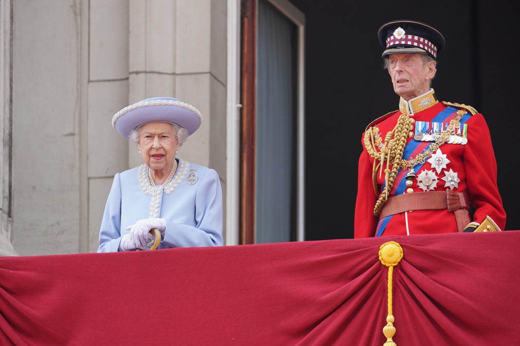 Ngày đầu tiên của đại lễ Bạch Kim: Meghan Markle chính thức xuất hiện, 3 con nhà Công nương Kate thu hút chú ý - Ảnh 1.