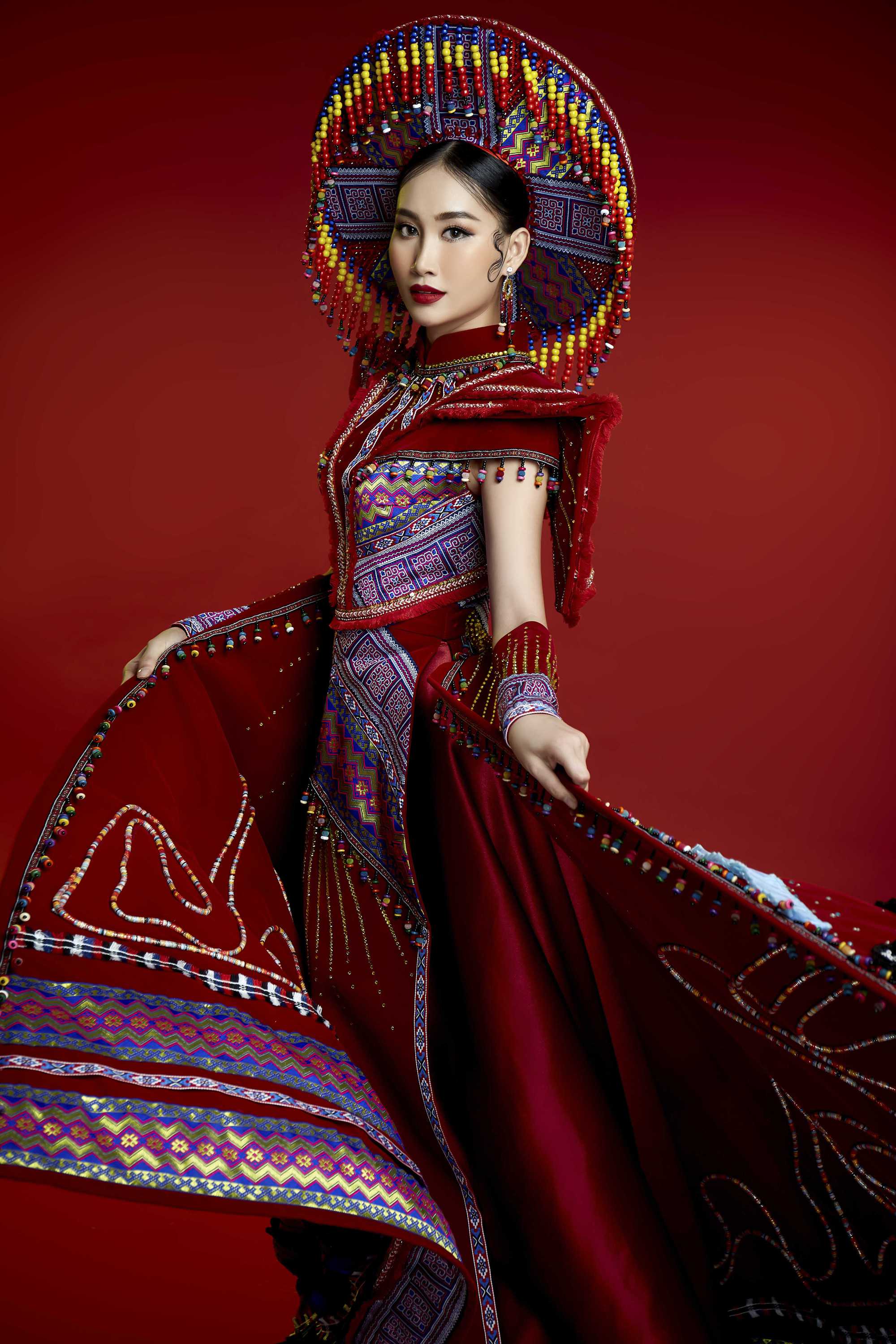 Trang phục dân tộc là một phần không thể thiếu trong bức tranh đa dạng của văn hoá Việt Nam. Được thiết kế tỉ mỉ theo từng chi tiết, trang phục này sẽ mang đến cho bạn sự hoàn hảo để khám phá và tìm hiểu thêm về nền văn hoá độc đáo của dân tộc.