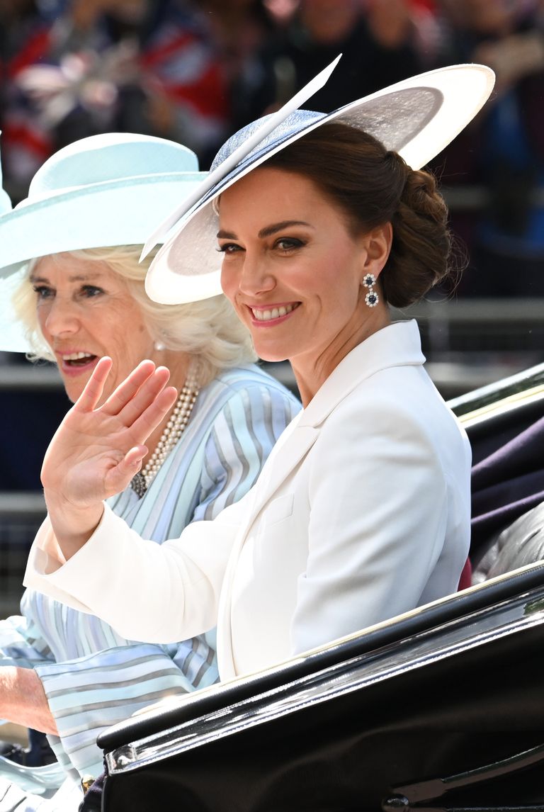 Thời trang đỉnh cao của Công nương Kate tại Đại lễ Bạch Kim dù một nửa là diện lại đồ cũ - Ảnh 1.