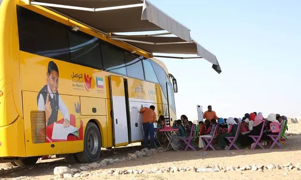 Xe buýt “chở” kiến thức đến các trại tị nạn ở Yemen - Ảnh 2.