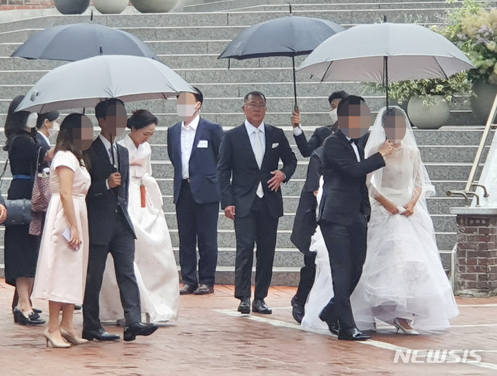 Hé lộ chân dung con rể Hyundai: Gia thế khủng, du học trường top ở Mỹ, gây ấn tượng vì hành động lịch thiệp với vợ trong lễ cưới - Ảnh 2.