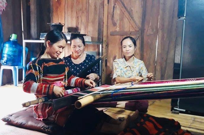 Bình Định: Phụ nữ dân tộc Ba Na góp phần giữ gìn, phát triển nghề dệt thổ cẩm truyền thống - Ảnh 1.
