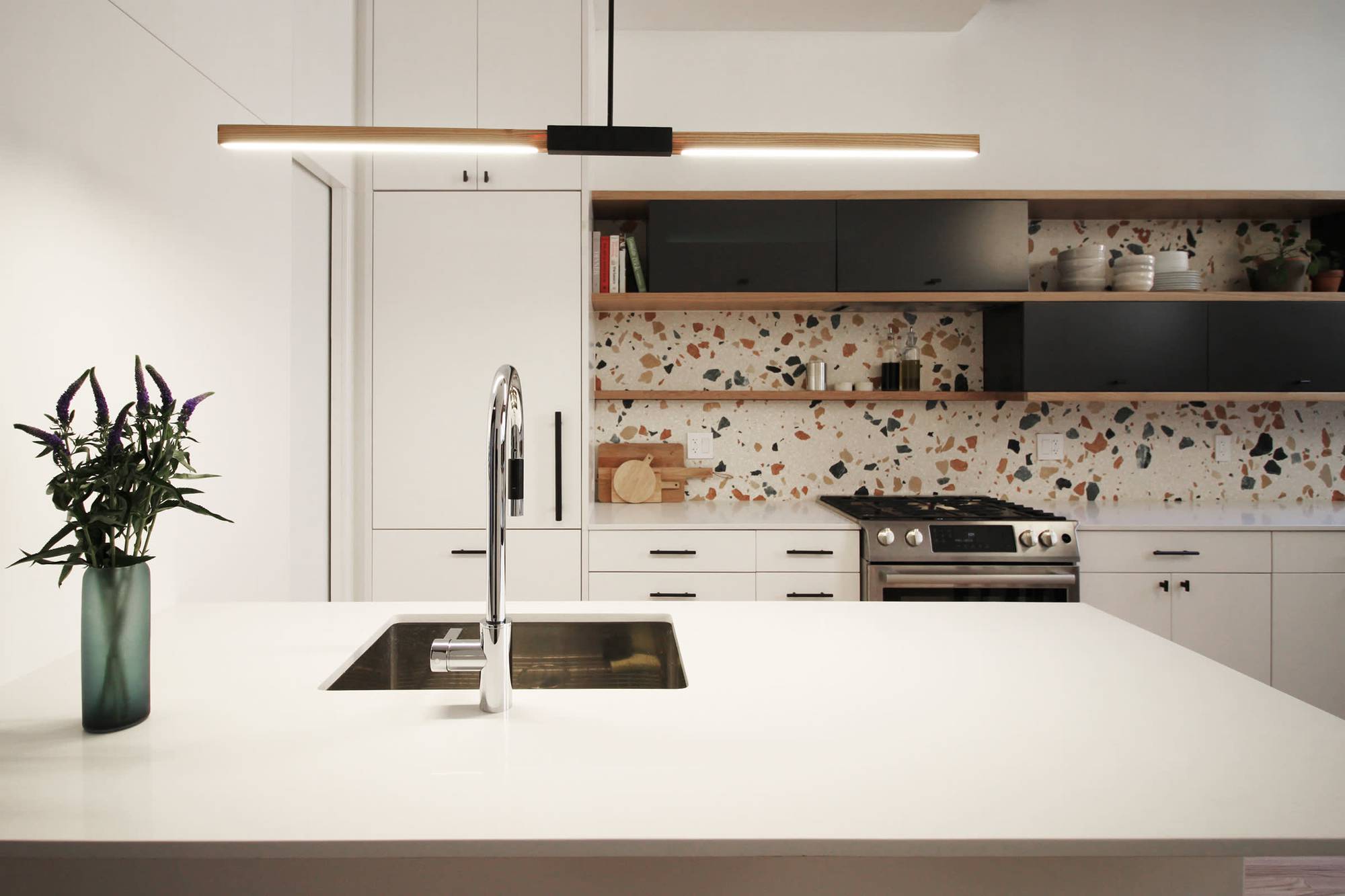 Trang trí nhà bếp bằng giấy dán tường dễ dàng, đơn giản và tiết kiệm rõ ràng so với dùng gạch ốp - Ảnh 1.