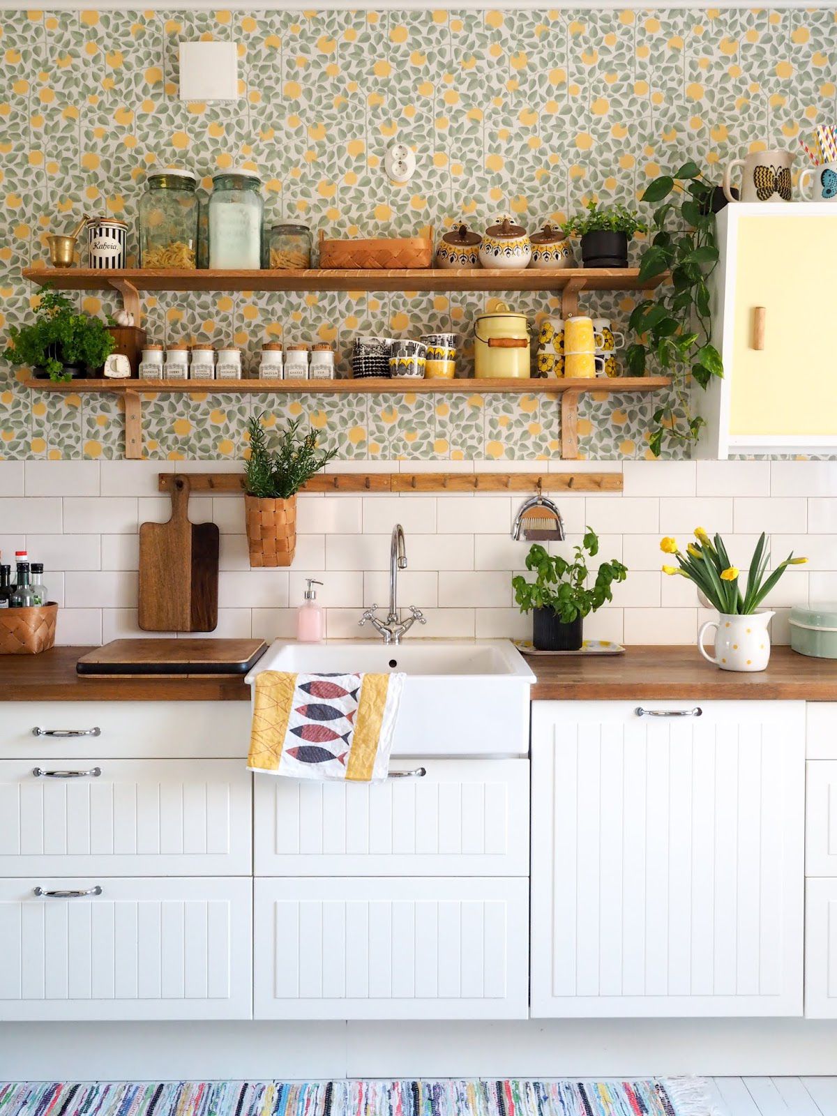 Trang trí nhà bếp bằng giấy dán tường dễ dàng, đơn giản và tiết kiệm rõ ràng so với dùng gạch ốp - Ảnh 11.