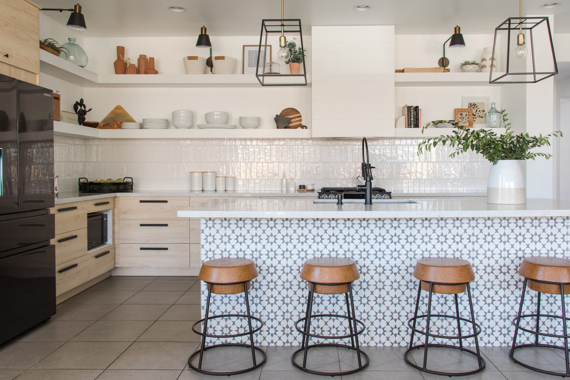 Trang trí nhà bếp bằng giấy dán tường dễ dàng, đơn giản và tiết kiệm rõ ràng so với dùng gạch ốp - Ảnh 2.