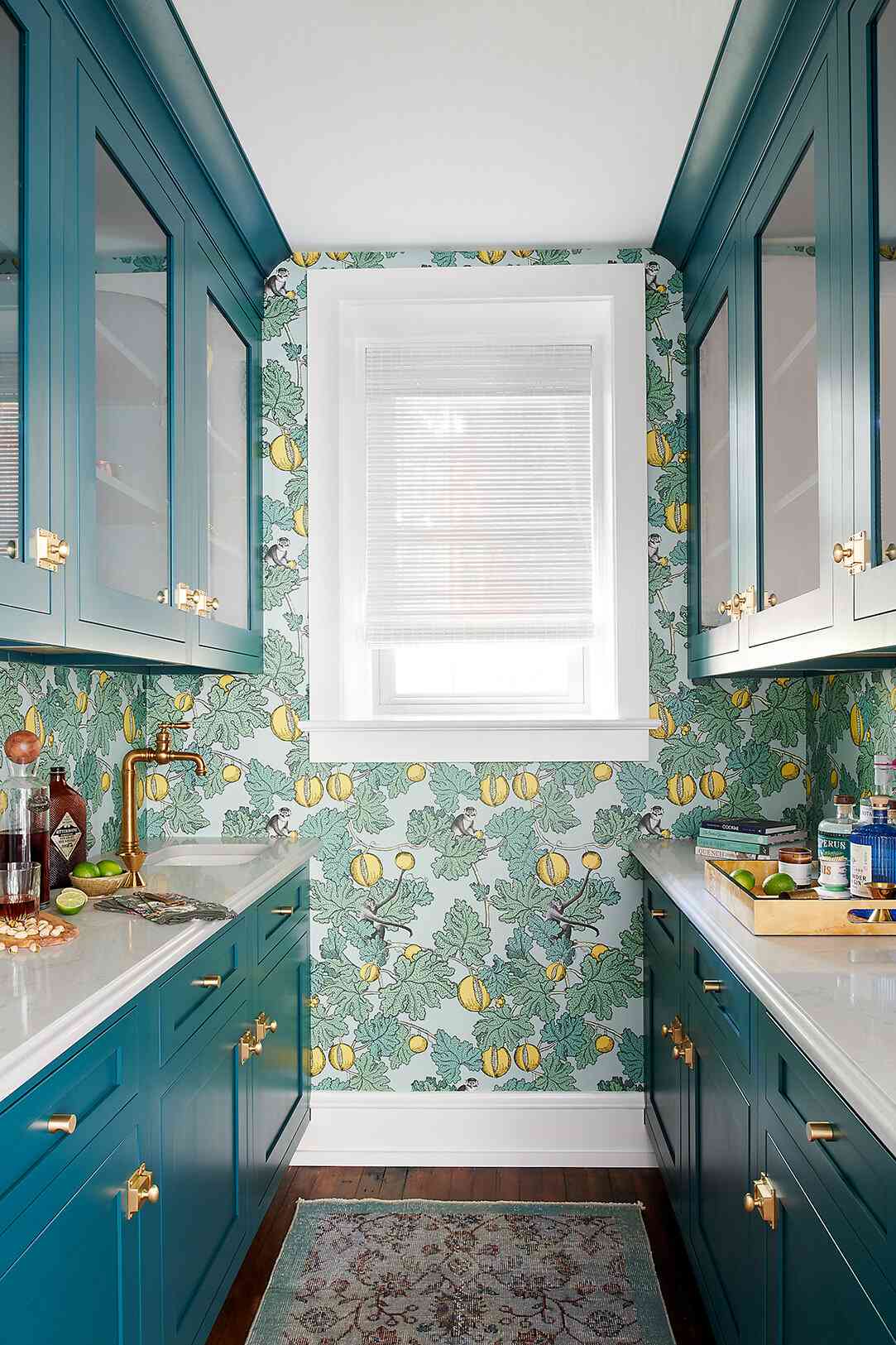 Trang trí nhà bếp bằng giấy dán tường dễ dàng, đơn giản và tiết kiệm rõ ràng so với dùng gạch ốp - Ảnh 4.