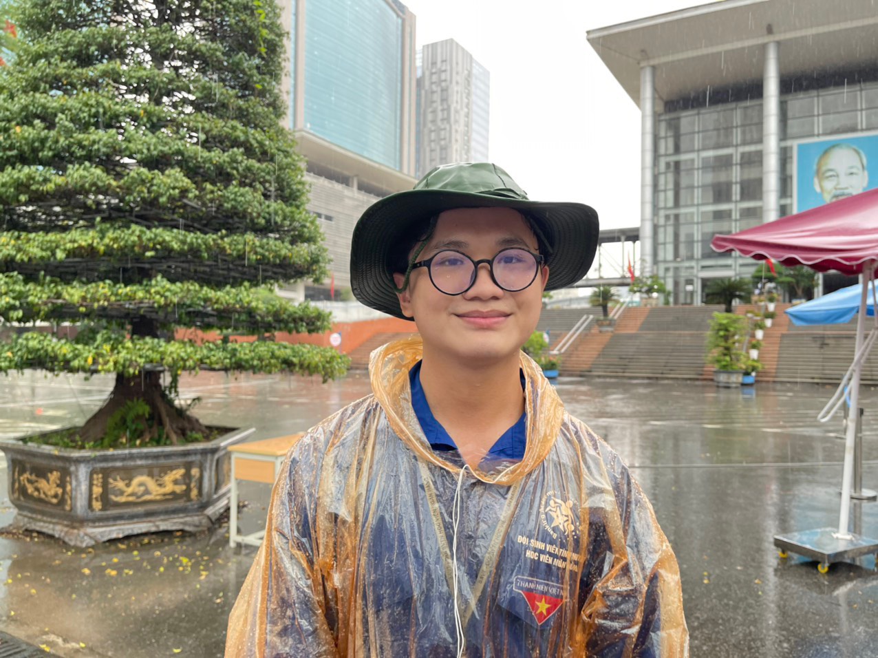 Ấm áp tấm lòng tình nguyện viên trong kỳ thi tốt nghiệp THPT 2022: Đội nắng đội mưa hỗ trợ sĩ tử, còn - Ảnh 4.