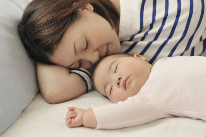 Dù con ngủ chung hay riêng, bố mẹ đều phải nhớ loạt nguyên tắc này để bé không gặp nguy hiểm - Ảnh 4.