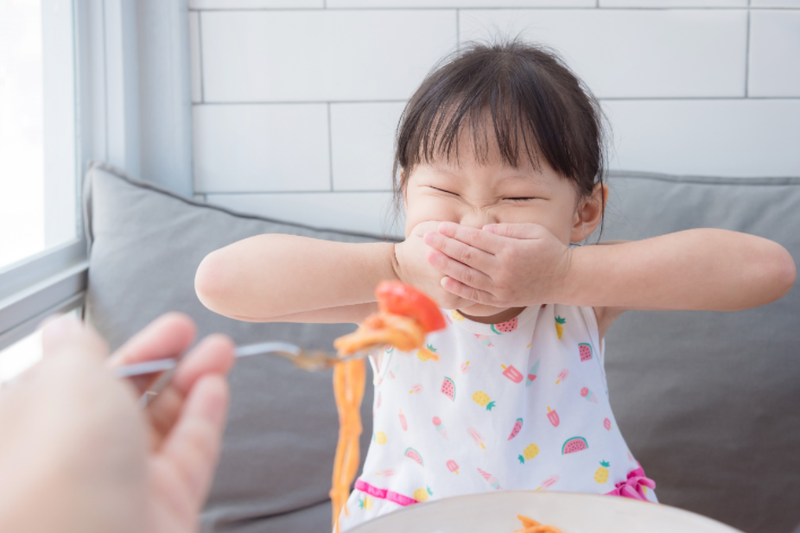 Làm đủ mọi cách mà con vẫn lười ăn, lý do bởi những kiểu ÉP ĂN SAI LẦM mà cha mẹ thường mắc khiến trẻ sợ hãi - Ảnh 4.