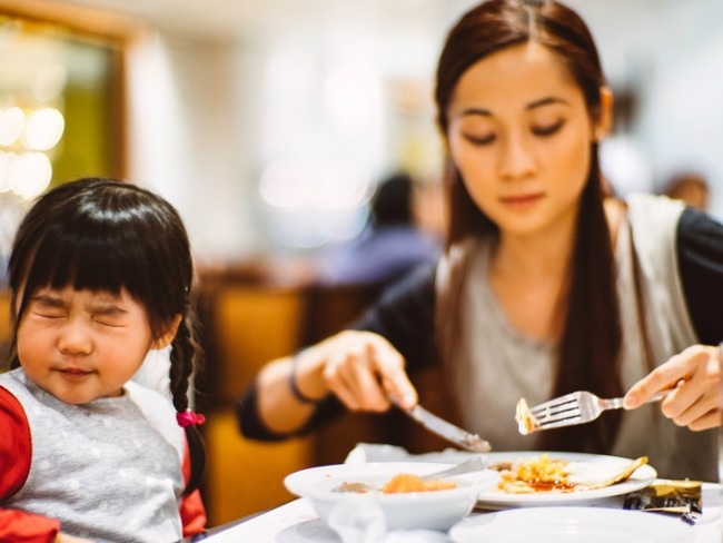 Làm đủ mọi cách mà con vẫn lười ăn, lý do bởi những kiểu ÉP ĂN SAI LẦM mà cha mẹ thường mắc khiến trẻ sợ hãi - Ảnh 2.