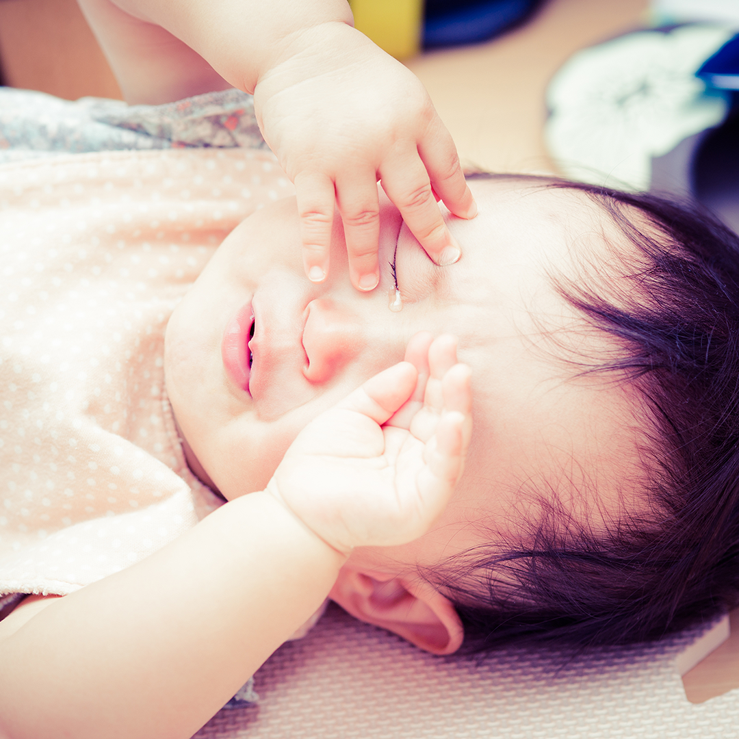 Đừng nghĩ trẻ ngáp và dụi mắt là buồn ngủ: Nó còn liên quan tới 4 vấn đề nguy hiểm này - Ảnh 2.