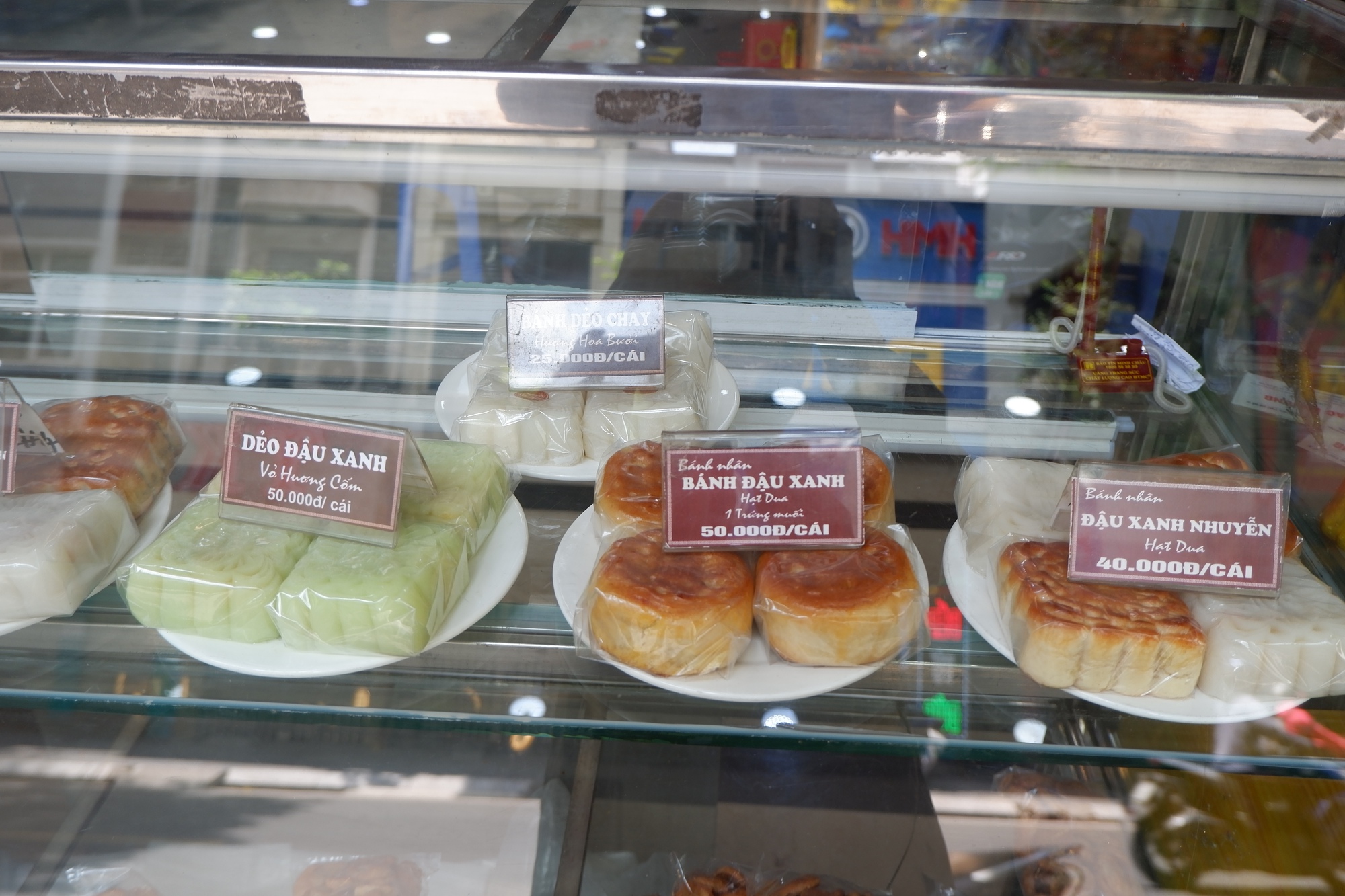 Hà Nội: Bão giá khiến bánh Trung thu xuống phố đắt đỏ hơn, chỉ 1 tiệm bánh gia truyền thông báo giữ nguyên giá  - Ảnh 9.