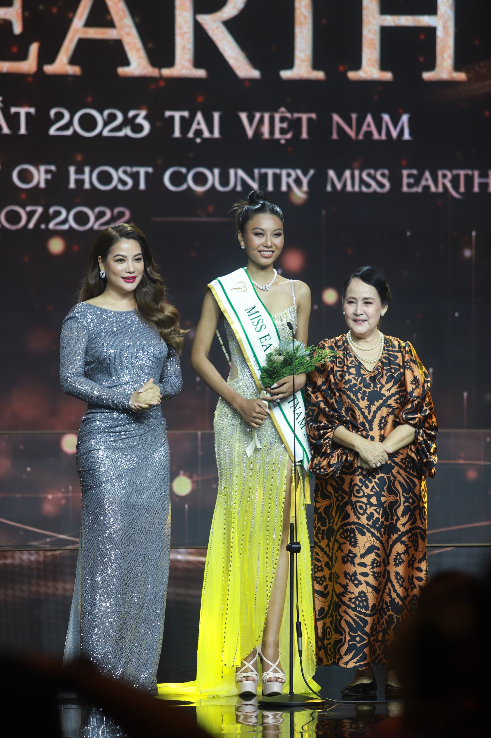 Sự kiện tâm điểm Vbiz hôm nay: Hoa hậu Nông Thúy Hằng mất quyền thi quốc tế, Á hậu 2 đại diện Việt Nam thi Miss Earth - Ảnh 13.