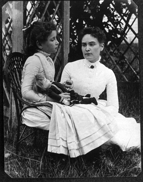 Helen Keller: Ánh sáng từ trong bóng tối - Ảnh 1.