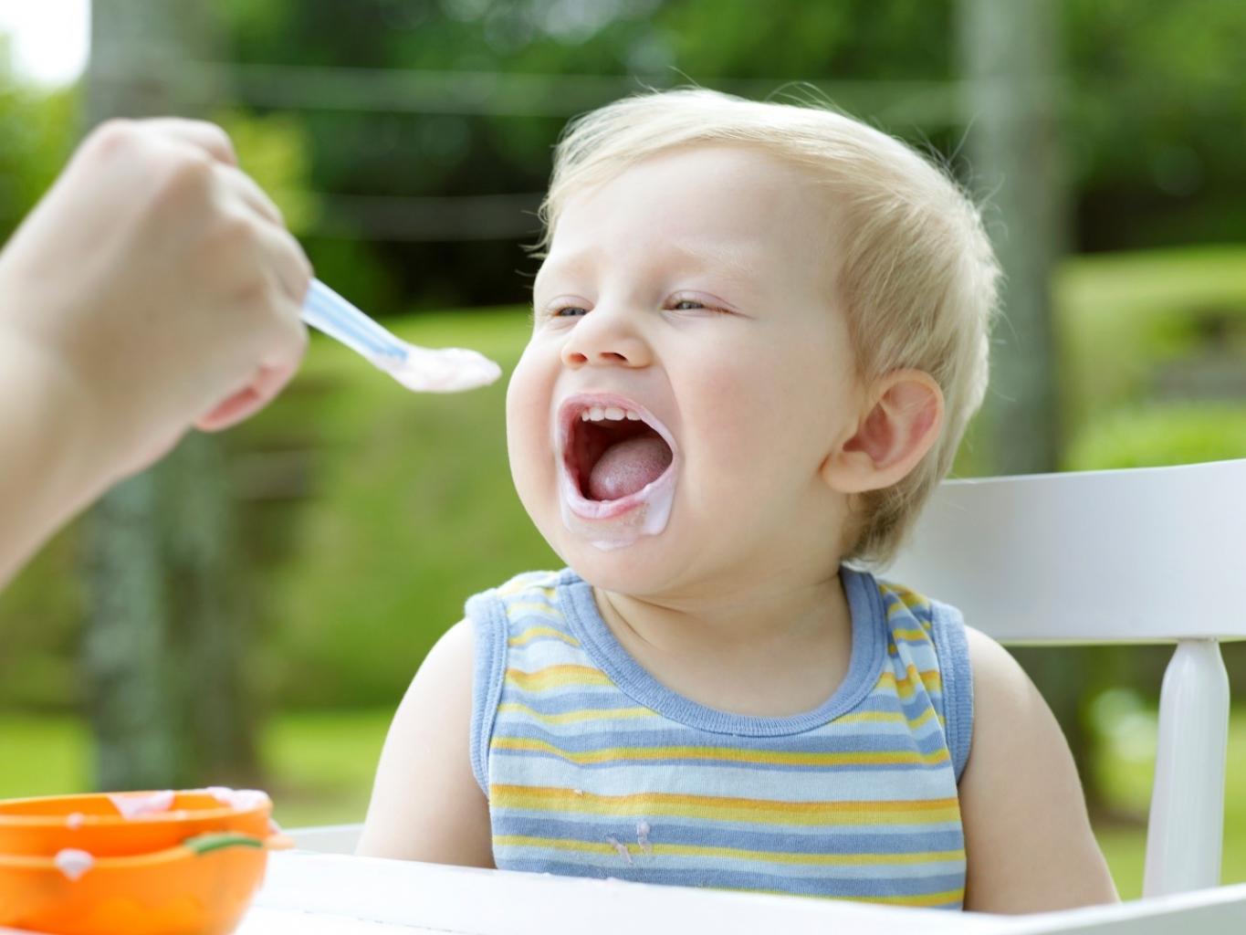 Không phải bố mẹ nào cũng biết: Nên cho bé ăn phô mai, sữa chua, váng sữa vào thời điểm nào mới là tốt nhất? - Ảnh 2.