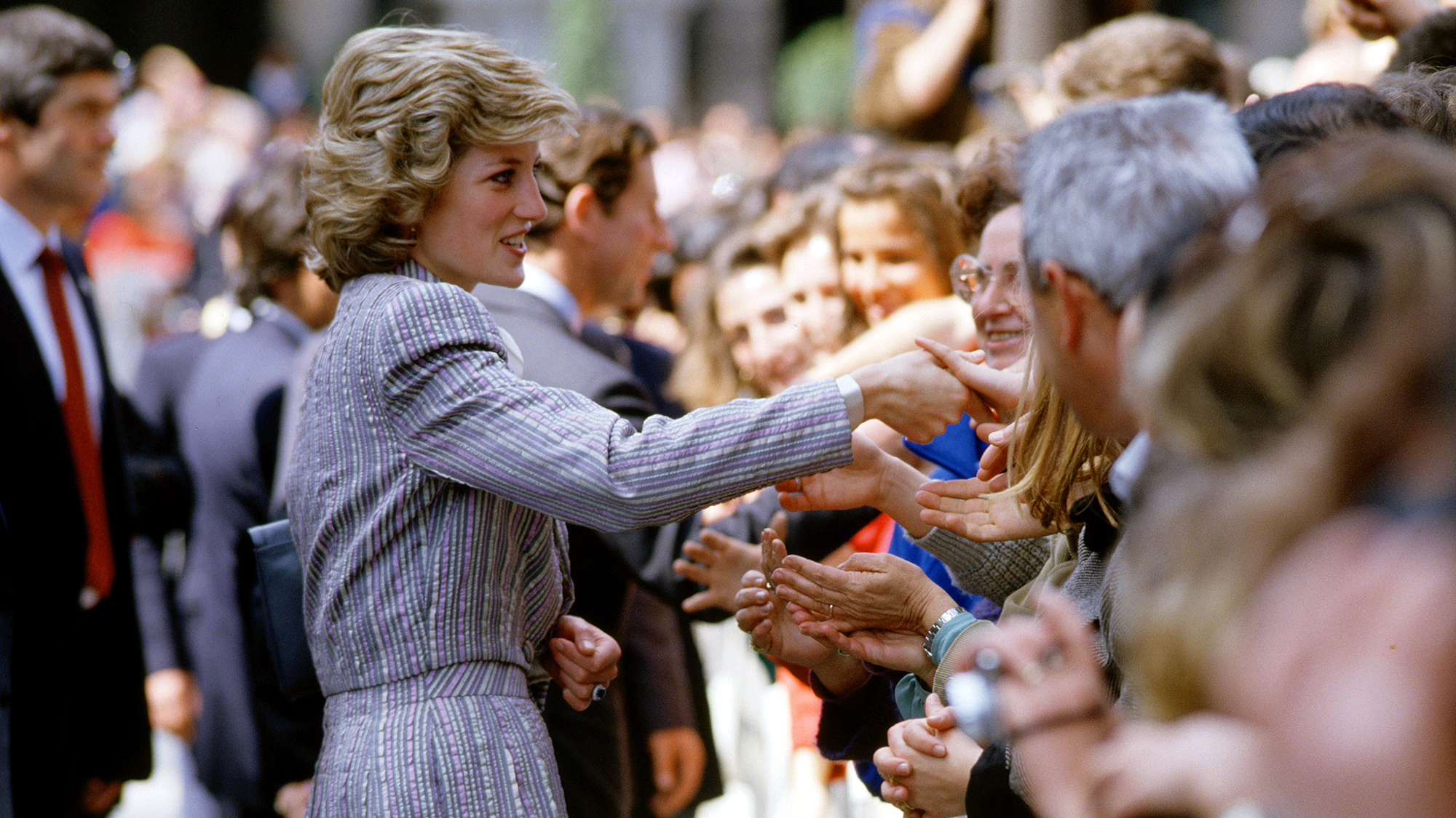 5 lần Công nương Diana bất chấp mà phá vỡ các quy tắc thời trang của hoàng gia - Ảnh 3.