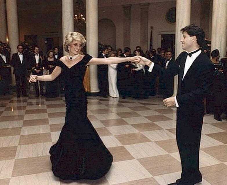 5 lần Công nương Diana bất chấp mà phá vỡ các quy tắc thời trang của hoàng gia - Ảnh 1.