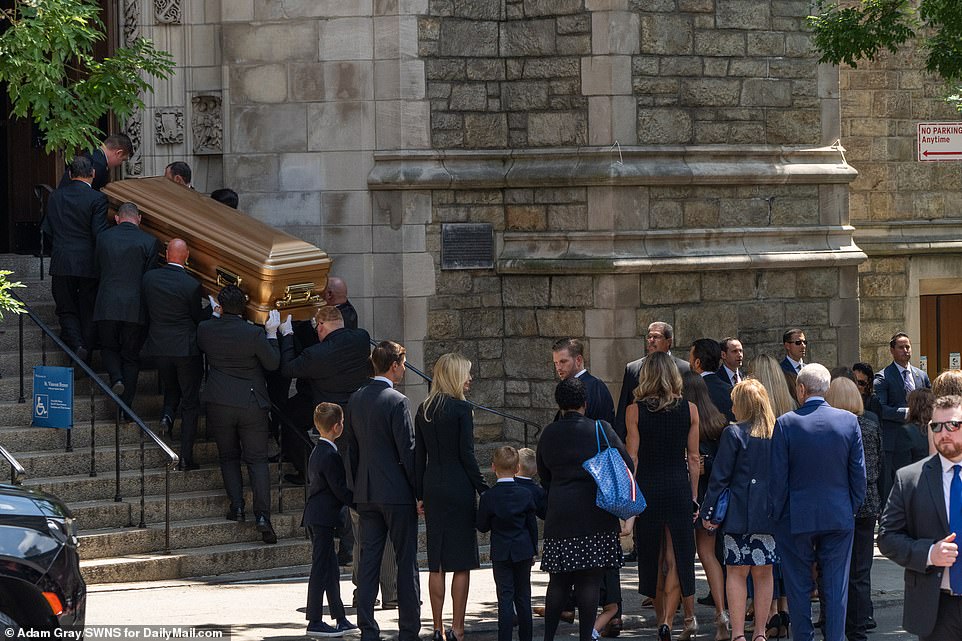 &quot;Quý tử&quot; út nhà Donald Trump lộ diện tại đám tang vợ cũ của cha, diện mạo gây chú ý - Ảnh 10.