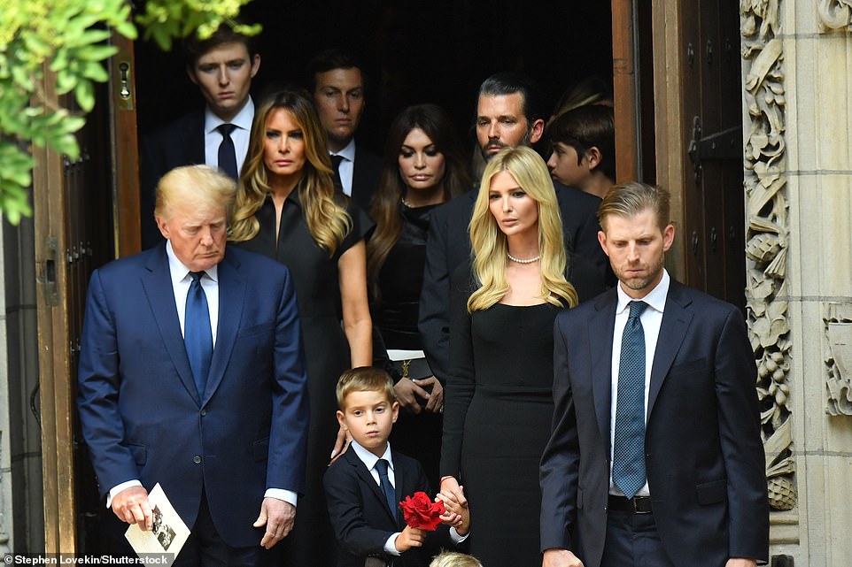 &quot;Quý tử&quot; út nhà Donald Trump lộ diện tại đám tang vợ cũ của cha, diện mạo gây chú ý - Ảnh 9.