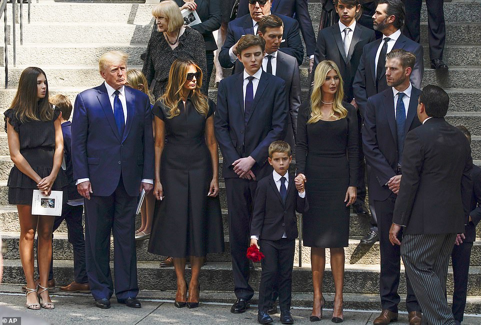 &quot;Quý tử&quot; út nhà Donald Trump lộ diện tại đám tang vợ cũ của cha, diện mạo gây chú ý - Ảnh 6.