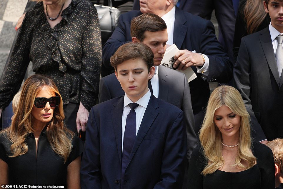 &quot;Quý tử&quot; út nhà Donald Trump lộ diện tại đám tang vợ cũ của cha, diện mạo gây chú ý - Ảnh 5.