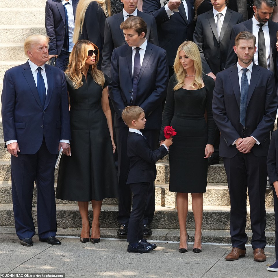 &quot;Quý tử&quot; út nhà Donald Trump lộ diện tại đám tang vợ cũ của cha, diện mạo gây chú ý - Ảnh 7.