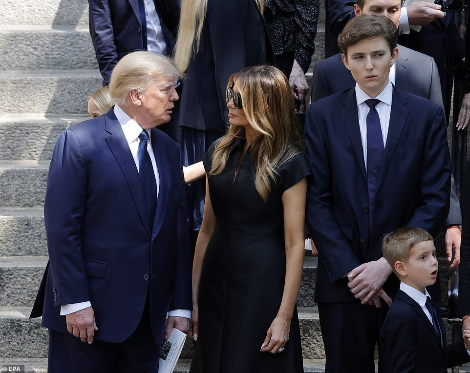 &quot;Quý tử&quot; út nhà Donald Trump lộ diện tại đám tang vợ cũ của cha, diện mạo gây chú ý - Ảnh 8.