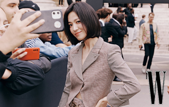 Song Hye Kyo độc thân tuổi 40: Tự tin khoác vai thân mật 1 người đàn ông khác, nhan sắc ngày càng thăng hạng - Ảnh 4.