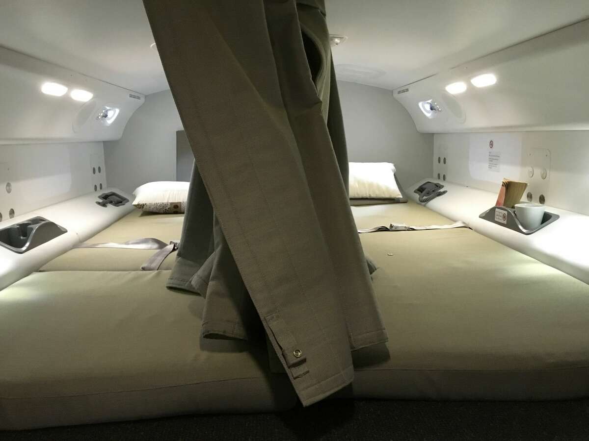 Bên trong phòng ngủ bí mật của phi công trên các chuyến bay dài: Thoải mái chẳng kém gì một số khoang hạng nhất! - Ảnh 7.
