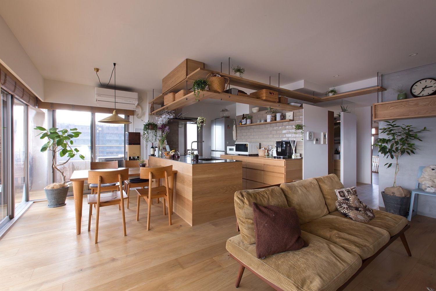 Căn hộ 85m² đẹp dịu dàng và ấm áp với màu gỗ của gia đình trẻ ở Nhật Bản - Ảnh 4.