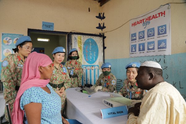Đội công binh Việt Nam khám bệnh, cấp thuốc miễn phí cho phụ nữ, trẻ em ở Abyei  - Ảnh 2.