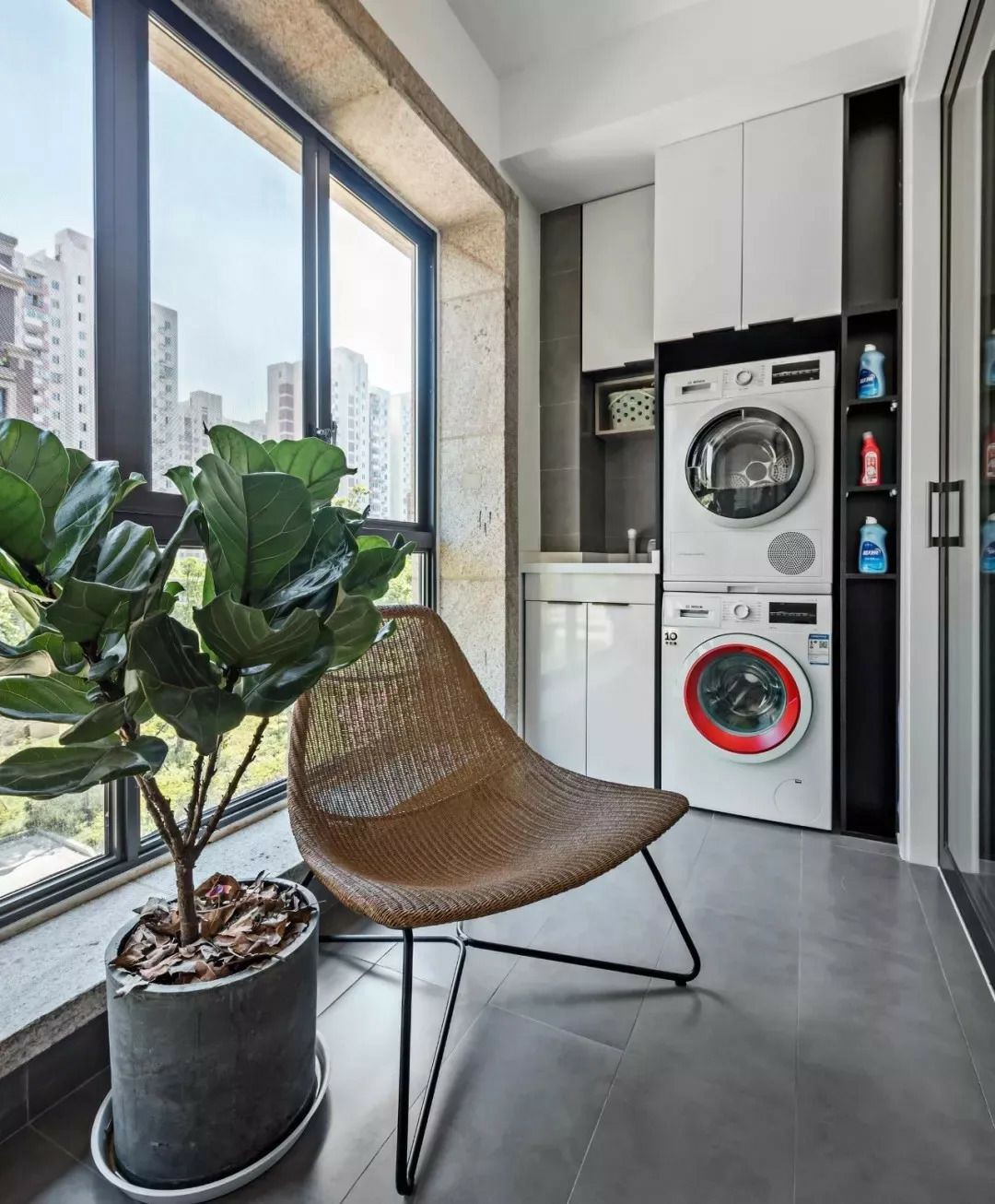 Tận dụng ban công làm nơi vừa thư giãn vừa để máy giặt, giải pháp siêu hay cho những người ở nhà chung cư - Ảnh 12.
