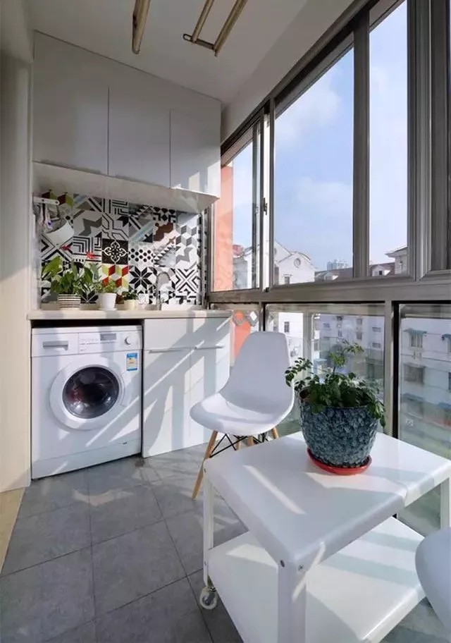 Tận dụng ban công làm nơi vừa thư giãn vừa để máy giặt, giải pháp siêu hay cho những người ở nhà chung cư - Ảnh 11.