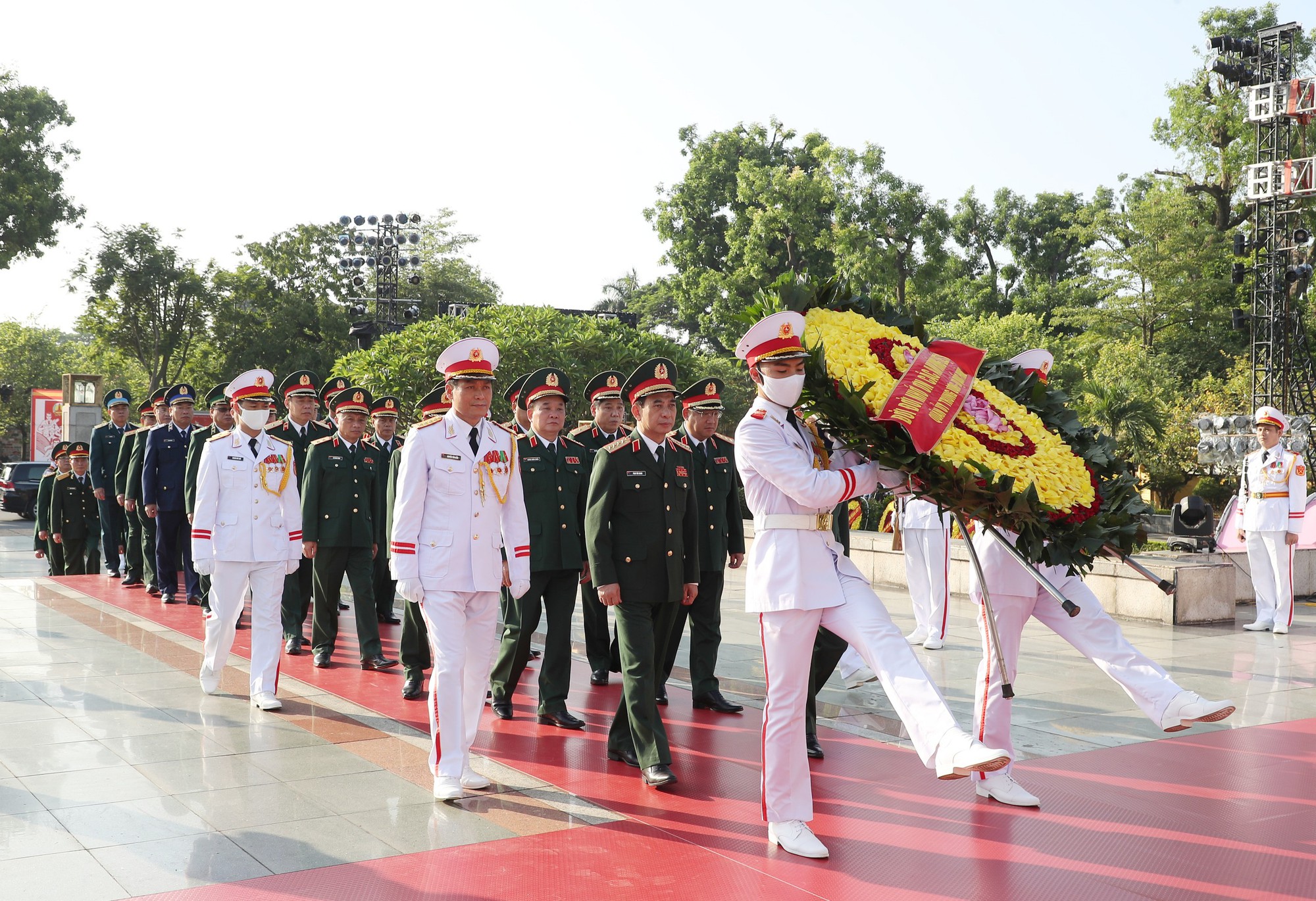 Chùm ảnh: Lãnh đạo Đảng, Nhà nước tưởng nhớ Chủ tịch Hồ Chí Minh và các Anh hùng liệt sĩ - Ảnh 3.