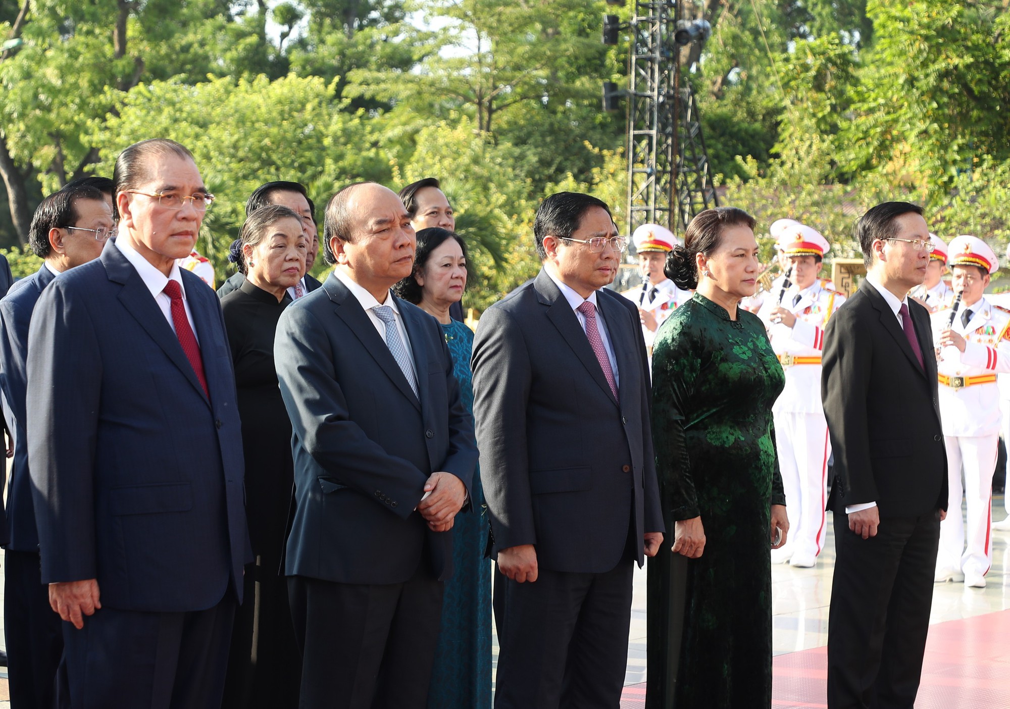 Chùm ảnh: Lãnh đạo Đảng, Nhà nước tưởng nhớ Chủ tịch Hồ Chí Minh và các Anh hùng liệt sĩ - Ảnh 2.