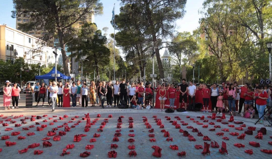 Tác phẩm nghệ thuật kỳ lạ của người phụ nữ Mexico: Những đôi giày đỏ vô chủ chứa đựng thông điệp mang tính toàn cầu - Ảnh 13.