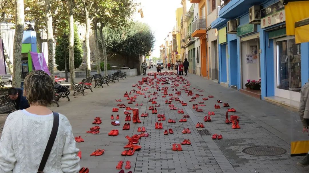 Tác phẩm nghệ thuật kỳ lạ của người phụ nữ Mexico: Những đôi giày đỏ vô chủ chứa đựng thông điệp mang tính toàn cầu - Ảnh 18.