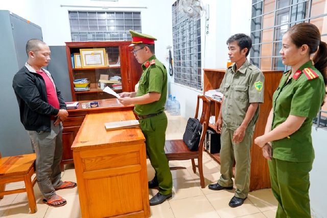 Chủ tịch tỉnh Bình Phước yêu cầu xử lý nghiêm vụ bé gái 7 tuổi bị cha dượng và mẹ bạo hành - Ảnh 1.