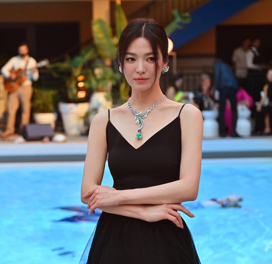Nữ thần Song Hye Kyo xuất hiện đầy quyền lực tại Paris, nhìn nhan sắc thế này không ai nghĩ đã 41 tuổi - Ảnh 4.