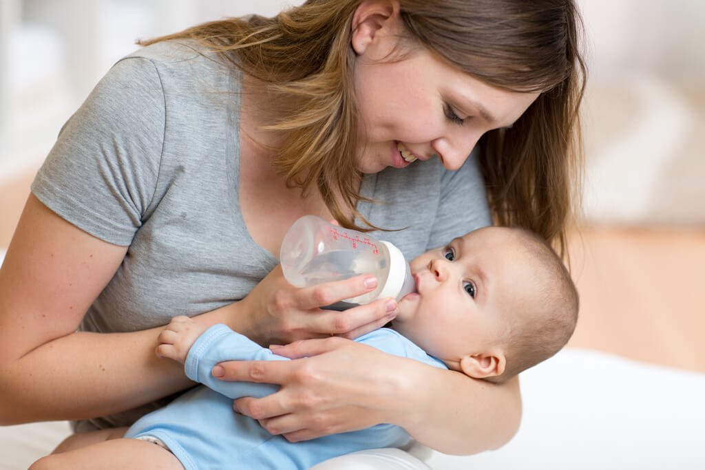 Các bà mẹ có thói quen cho con uống nước để ''tráng miệng'' sau khi ăn sữa cần lưu ý vì có thể gây ra nguy hiểm cho sức khoẻ của con - Ảnh 4.