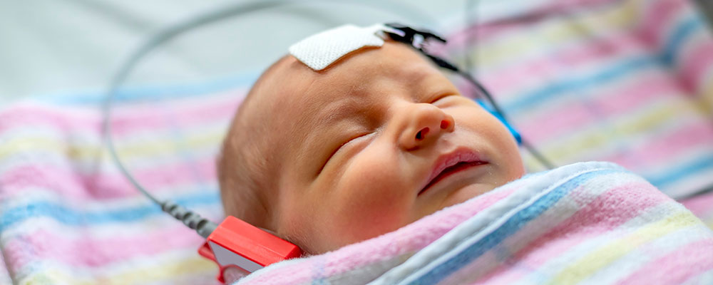 Nước tiểu và mồ hôi của trẻ sơ sinh có mùi khó chịu, mẹ đừng chủ quan bởi có thể con bị rối loạn chuyển hóa - căn bệnh gây tử vong rất cao - Ảnh 1.