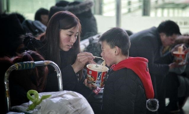 Một góc tàu hỏa Trung Quốc: Hành khách nhất quyết không mua suất ăn trên tàu, chấp nhận đắm mình trong &quot;thiên đường mì ăn liền&quot; - Ảnh 10.