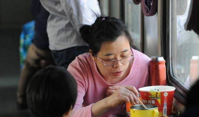 Một góc tàu hỏa Trung Quốc: Hành khách nhất quyết không mua suất ăn trên tàu, chấp nhận đắm mình trong &quot;thiên đường mì ăn liền&quot; - Ảnh 7.