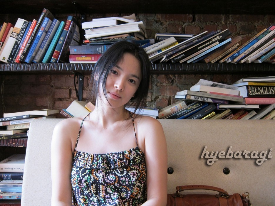 Song Hye Kyo mặc váy hai dây tuyệt đẹp, tôn &quot;bờ vai mắc áo&quot; cực phẩm - Ảnh 7.
