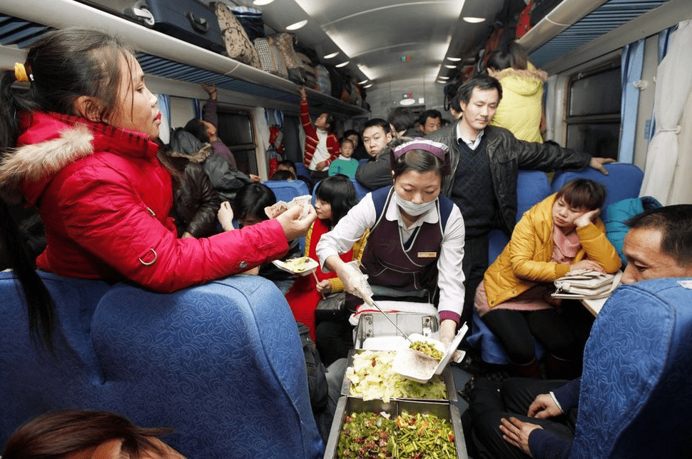 Một góc tàu hỏa Trung Quốc: Hành khách nhất quyết không mua suất ăn trên tàu, chấp nhận đắm mình trong &quot;thiên đường mì ăn liền&quot; - Ảnh 13.