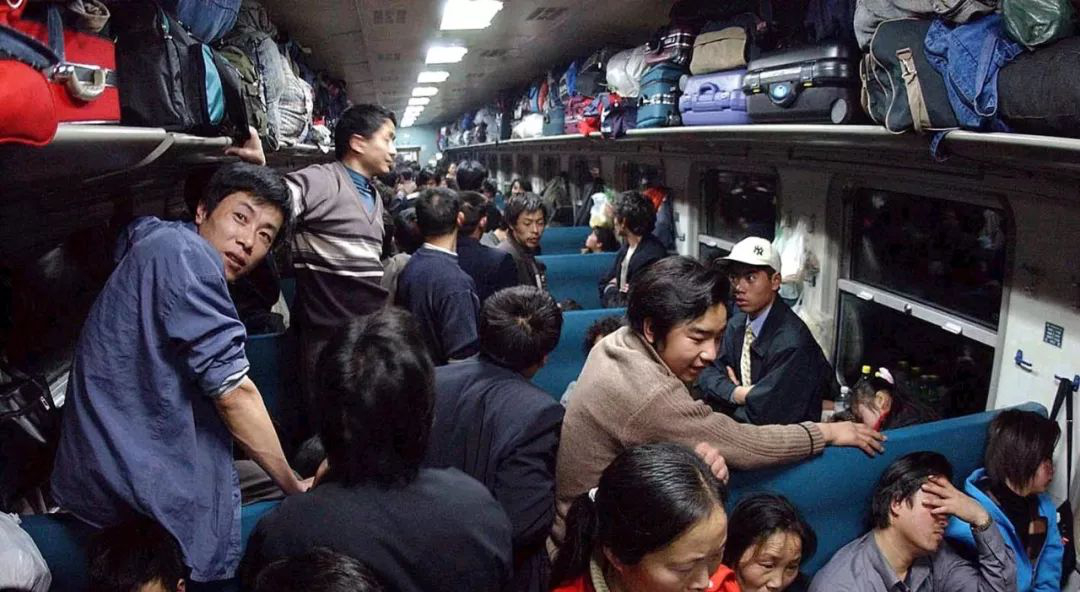 Một góc tàu hỏa Trung Quốc: Hành khách nhất quyết không mua suất ăn trên tàu, chấp nhận đắm mình trong &quot;thiên đường mì ăn liền&quot; - Ảnh 5.